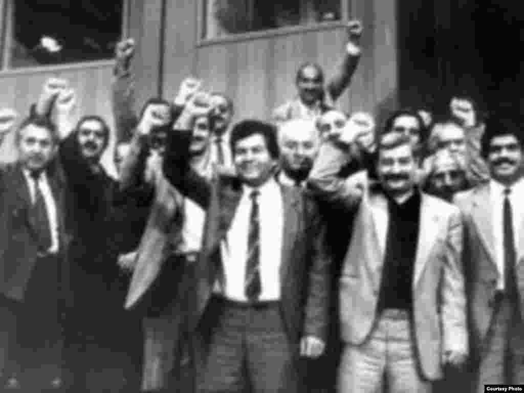 Ali Sovetdə Azərbaycanın m&uuml;stəqillik haqqında Konstitusiya Aktının qəbulundan dərhal sonra, 18 oktyabr 1991.