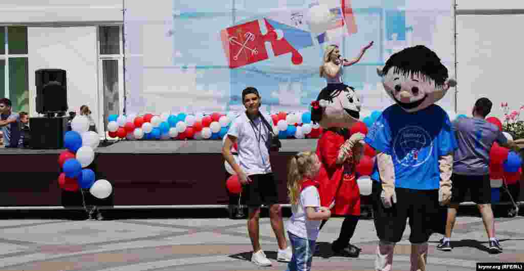 Аниматоры развлекают симферопольцев и гостей города