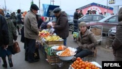 Қала көшесінде жеміс сатып отырған саудагерлер. Ақтөбе, қараша, 2008 жыл.