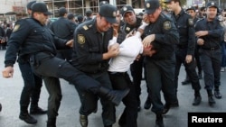 Polis Bakıda müxalifət fəalını saxlayır, 12 oktyabr 2013