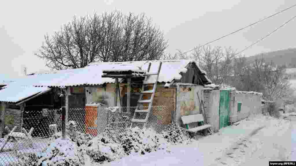 В селе проживает около 200 человек, а во время непогоды его улицы практически безлюдны