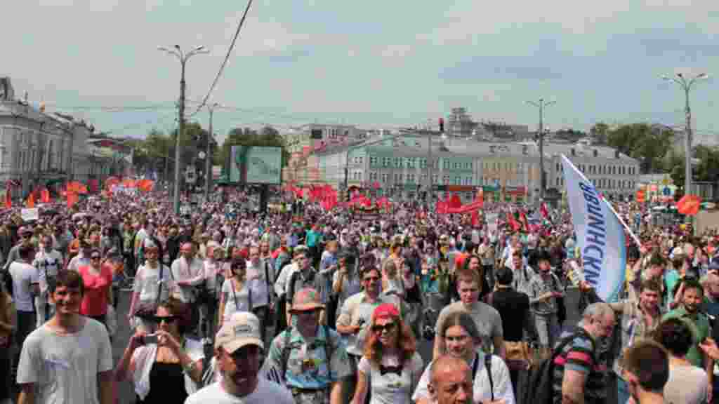 The anti-Putin protest drew tens of thousands of people, with some organizers placing the number as high as 100,000. 