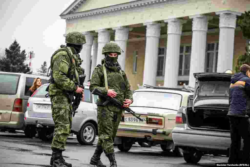 Вооруженный российский военный в аэропорту Симферополя, 28 февраля 2014 года