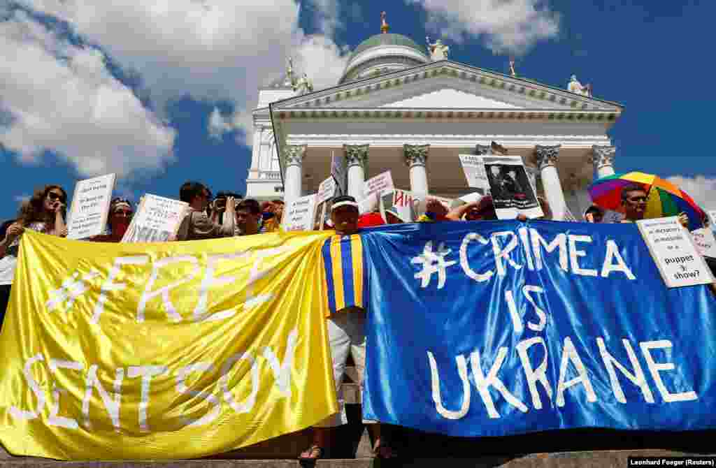 Активисты развернули плакаты в поддержку крымчанина Олега Сенцова, который голодает в российской тюрьме за Полярным кругом