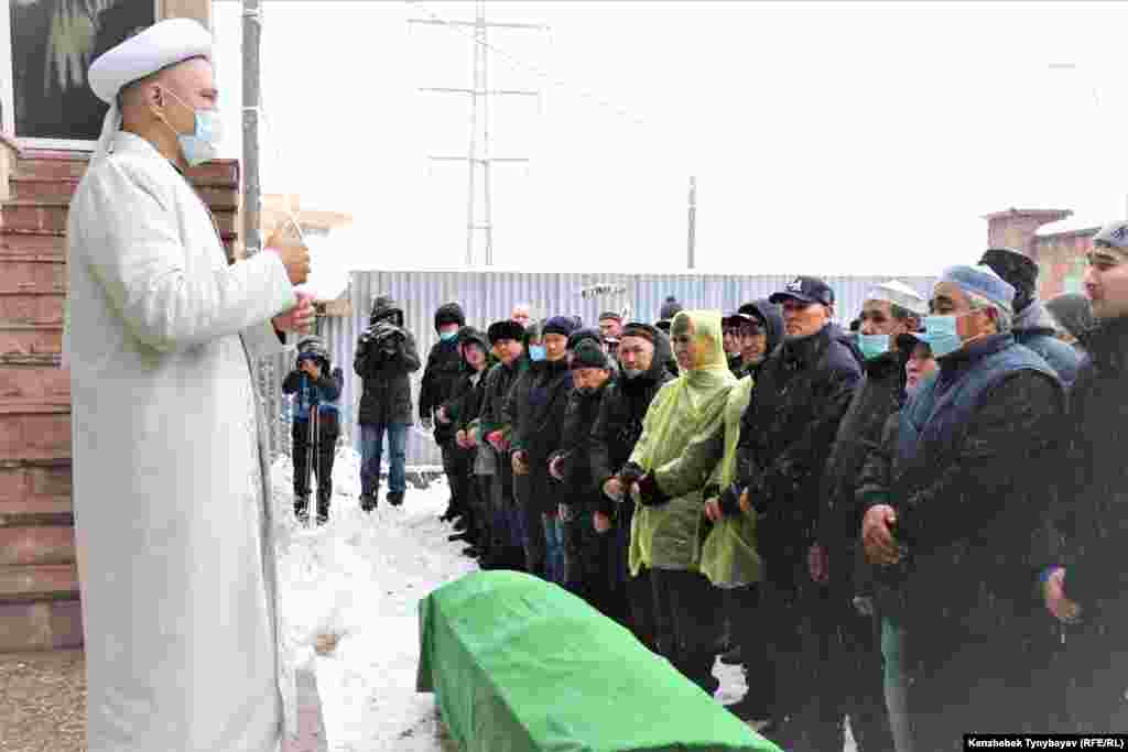 Арон Атабектің жаназасы қарындасы Рәзия Нұтышеваның үйінде шығарылды.