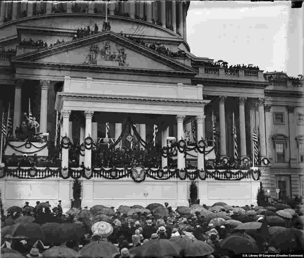 1929 жылғы 4 наурызда президент Герберт Гувердің инаугурациялық сөзін тыңдауға келген адамдар. Жиылған жұрттың бір бөлігі Капитолийдің үстіне шықса, бір бөлігі алдындағы көгалда тұрды.&nbsp; Бастапқыда инаугурация 4 наурызда өтетін. Бірақ 1933 жылы президенттер арасындағы өтпелі кезеңді қысқарту үшін конституцияға түзету енгізіліп, инаугурациялар 20 қаңтарда өтетін болды. &nbsp;