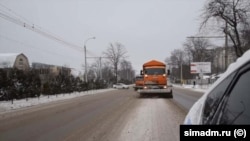 Снегоуборочная техника на улицах Симферополя во время снегопада. Крым, 10 февраля 2025 года