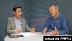 AzattyqLive хабарының қонағы, Қазақстанның еңбек сіңірген бапкері Тұрсынғали Еділов (оң жақта) және журналист Қасым Аманжолұлы. Алматы, 21 қазан 2015 жыл.