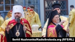 Вселенский патриарх Варфоломей (справа) и предстоятель ВЦУ, митрополит Киевский и всея Украины Епифаний на территории Софийского собора, где они совершили соборную литургию. Киев, 22 августа 2020 года