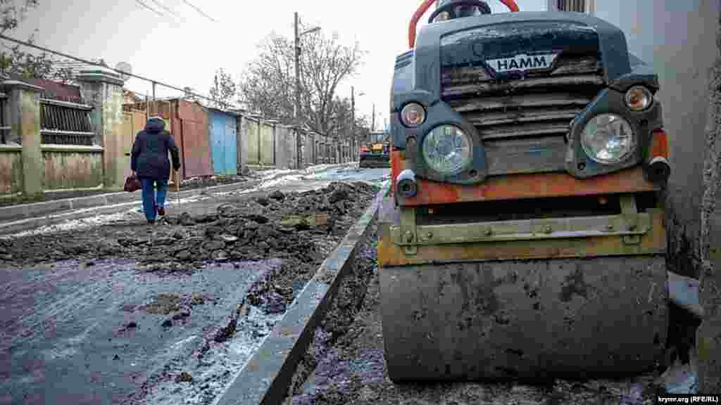 Пока здесь сняли старый асфальт