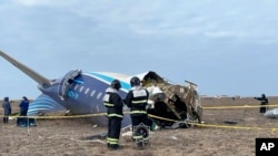 Azerbaijan Airliner әуекомпаниясының жолаушы ұшағы құлаған жерде тұрған құтқарушылар. Маңғыстау облысы, 25 желтоқсан, 2024 жыл.