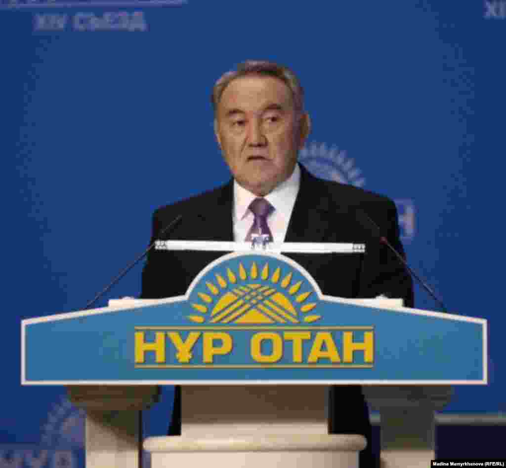 Қазақстанда 1999 жылы мерзімінен бұрын өткен президент сайлауы кезінде Нұрсұлтан Назарбаевтың сайлау штабы сайлау біткен соң &laquo;Отан&raquo; саяси партиясына айналды. Кейін атауын &laquo;Нұр Отан&raquo; партиясы деп өзгерткен саяси ұйым қазір Қазақстанда заң шығарушы, атқарушы және жергілікті өкілді органдарды бақылап отыр. Елдегі ең ірі саяси партияның құрылымы мен жұмысында бір кездегі советтік коммунистік партияға ұқсастықтар да бар. Суретте: Президент Нұрсұлтан Назарбаев өзі басқаратын &laquo;Нұр Отан&raquo; партиясының жиынында сөйлеп тұр. Астана, 25 қараша 2011 жыл.
