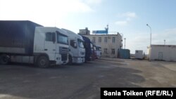 Aktau limanında yük maşınları - yanvar 2016