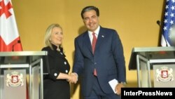 Gürcüstan prezidenti Mikheil Saakashvili ABŞ Dövlət katibini Hillary Clintonla görüş zamanl. Batumi 05 iyun 2012